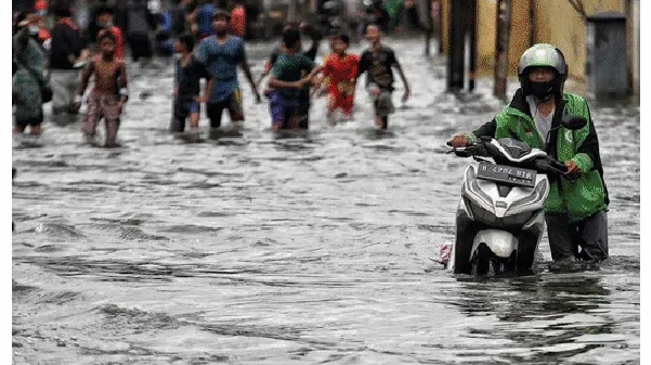 Mesin Boeing Terbakar-Banjir Ramaikan Foto Populer Pekan Ini