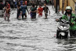 Mesin Boeing Terbakar-Banjir Ramaikan Foto Populer Pekan Ini