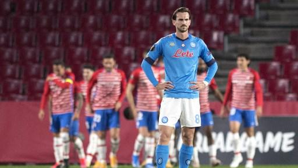 Fabian Ruiz kecewa timnya kebobolan dan akhirnya tersingkir dari Liga Europa. Foto: AFP/JORGE GUERRERO