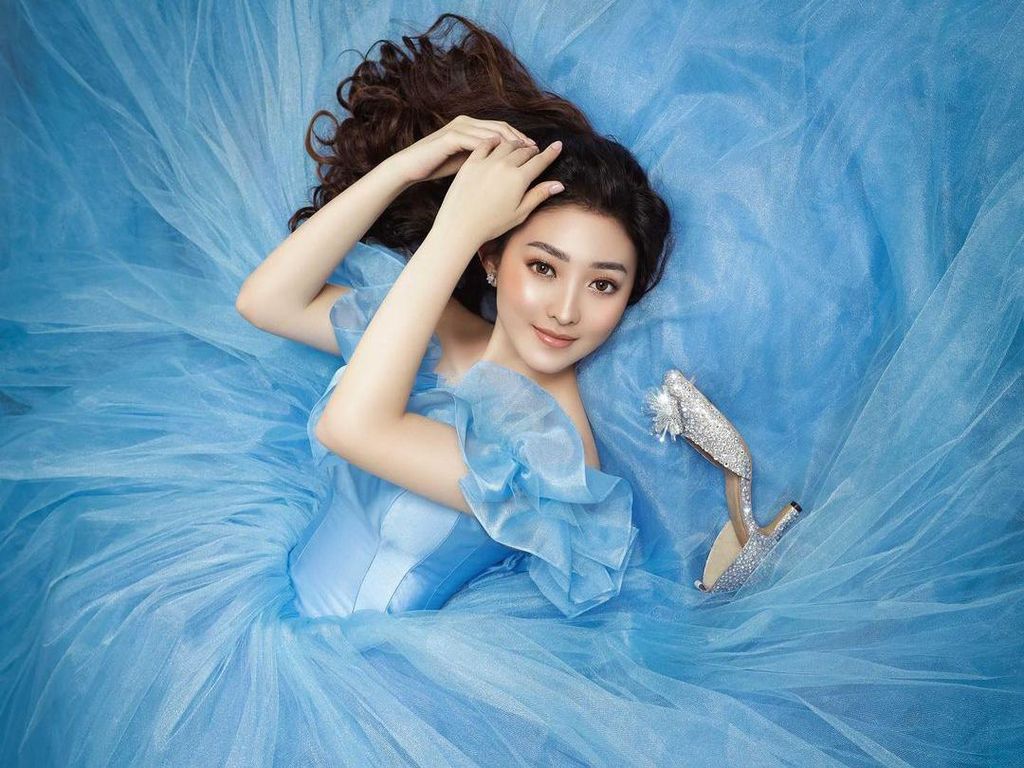 5 Potret Cantik Natasha Wilona Bergaya Ala Cinderella 5 Potret Cantik Natasha Wilona Bergaya Ala Cinderella