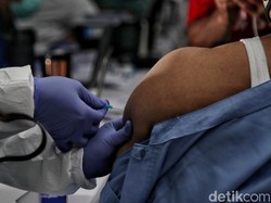 Vaksinasi COVID-19 Sudah Mulai, IDI Belum Pastikan Kematian Dokter Turun