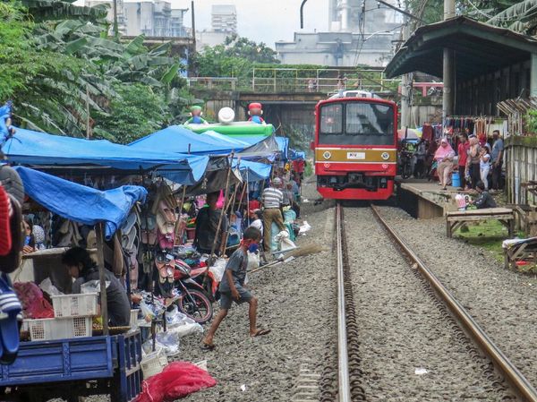 Bukan di Thailand, Pasar Mepet Rel Kereta Juga Ada di Indonesia