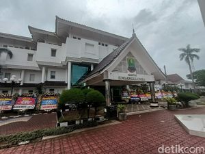 Berkah Penjual Karangan Bunga di Balik Pelantikan Bupati-Wabup Karawang