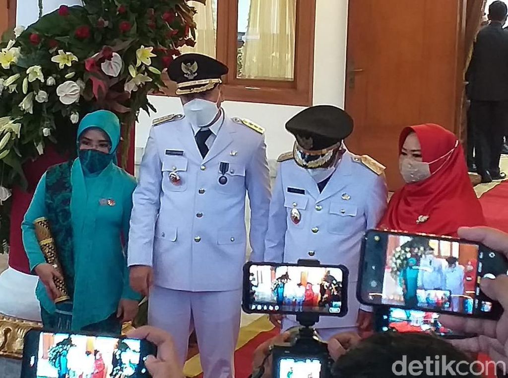 Resmi Dilantik, Wali Kota Surabaya Siap Bersinergi dengan Pemprov Jatim Resmi Dilantik, Wali Kota Surabaya Siap Bersinergi dengan Pemprov Jatim