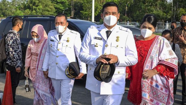 Wali Kota Medan terpilih Muhammad Bobby Afif Nasution (kedua kanan) didampingi istri Kahiyang Ayu (kanan) bersama Wakil Wali Kota Medan terpilih Aulia Rachman (ketiga kiri) didampingi istri Shaula Ardianty (kedua kiri) bersiap mengikuti pelantikan di Medan, Sumatera Utara, Jumat (26/2/2021). Muhammad Bobby Afif Nasution-Aulia Rachman dilantik menjadi Wali Kota-Wakil Wali Kota Medan periode 2021-2025. ANTARA FOTO/Irsan Mulyadi/Lmo/rwa.