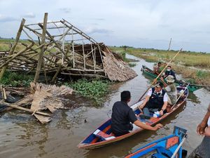Tinjau Lokasi Puting Beliung Ogan Ilir, Gubernur Sumsel Beri Bantuan