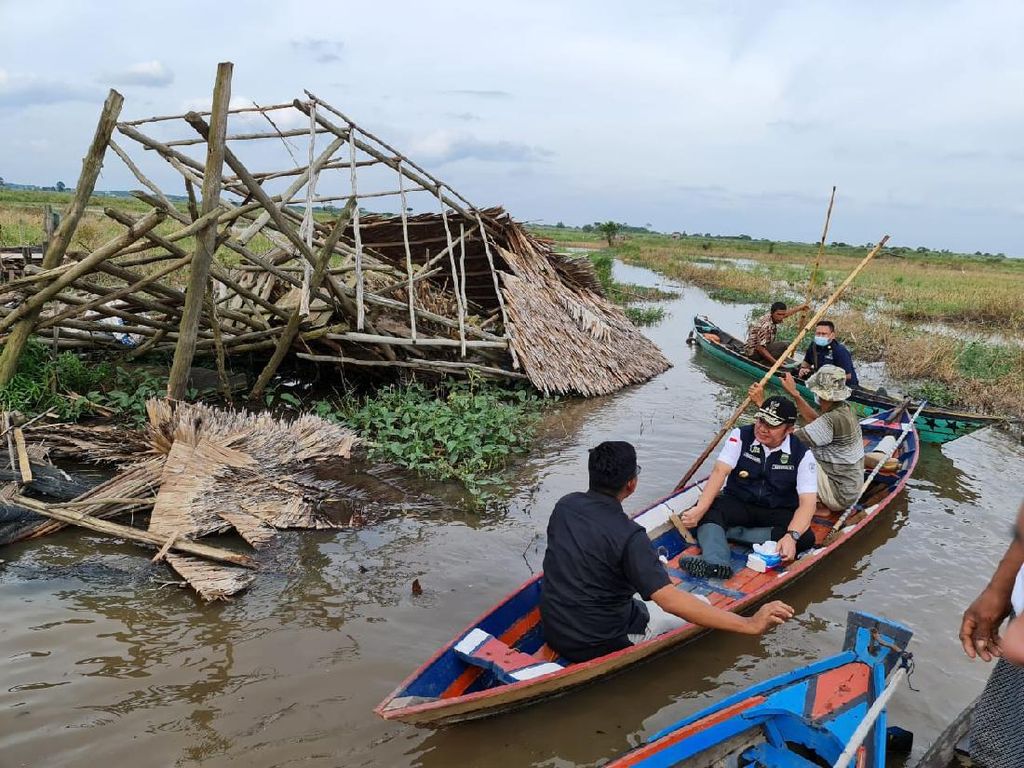 Tinjau Lokasi Puting Beliung Ogan Ilir, Gubernur Sumsel Beri Bantuan Tinjau Lokasi Puting Beliung Ogan Ilir, Gubernur Sumsel Beri Bantuan