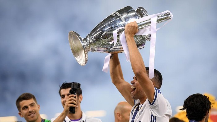 CARDIFF, WALES - JUNE 03:  Pepe of Real Madrid celebrates with The Champions League trophy during the UEFA Champions League Final between Juventus and Real Madrid at National Stadium of Wales on June 3, 2017 in Cardiff, Wales.  (Photo by Matthias Hangst/Getty Images)