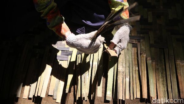 Perajin Bilik Bambu Bertahan di Tengah Modernisasi