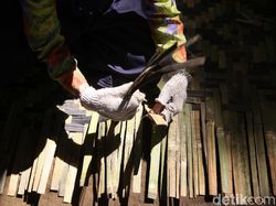 Perajin Bilik Bambu Bertahan di Tengah Modernisasi
