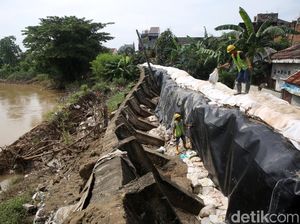 Perbaikan Tanggul Jebol di Kali Bekasi Perbaikan Tanggul Jebol di Kali Bekasi