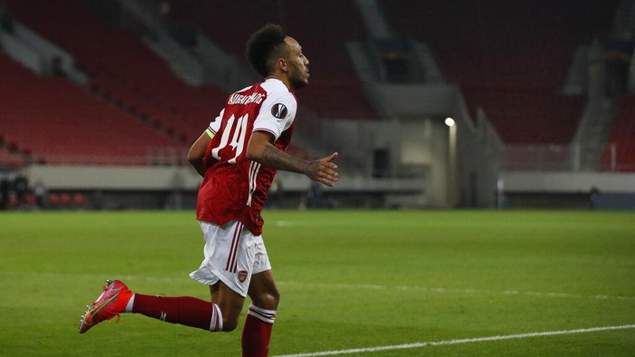 Arsenals Pierre-Emerick Aubameyang celebrates after scoring his sides third goal during the Europa League round of 32, second leg, soccer match between Arsenal and Benfica at Georgios Karaiskakis stadium, in Piraeus port, near Athens, Thursday, Feb. 25, 2021. (AP Photo/Thanassis Stavrakis)