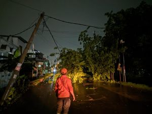 Kawasan Bekasi Utara Diterjang Puting Beliung, 20 KK Terdampak Kawasan Bekasi Utara Diterjang Puting Beliung, 20 KK Terdampak