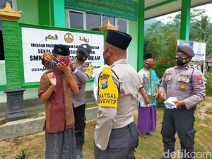 Libatkan Santri Putus COVID-19, Polisi Pacitan Bagi Masker ke Puluhan Ponpes Libatkan Santri Putus COVID-19, Polisi Pacitan Bagi Masker ke Puluhan Ponpes