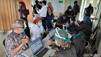 Puluhan Lansia di Bandung Disuntik Vaksin Corona