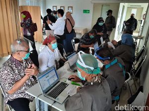 Puluhan Lansia di Bandung Disuntik Vaksin Corona