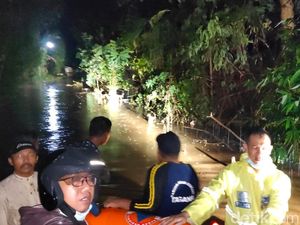 Terendam Banjir 2 Meter, Warga Probolinggo Dievakuasi dengan Perahu Karet