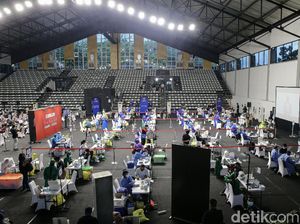 Hari Kedua Awak Media Jalani Vaksinasi Covid-19 di Senayan