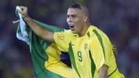 Begitu juga legenda strker Brasil, Ronaldo Luis Nazario de Lima, yang juga memenangkannya tiga kali pada 1996, 1997, dan 2002. Sama seperti Zidane, Ronaldo memenangkannya saat penghargaan masih bernama FIFA World Player of the Year. (Foto: AFP/DANIEL GARCIA)