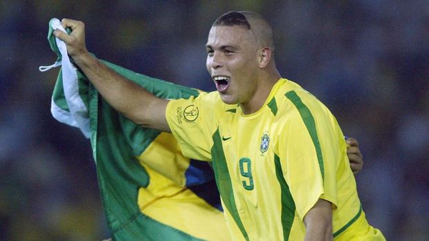 Brazil's forward Ronaldo celebrates, wrapped in his national colors, after Brazil won 2-0 against Germany in match 64 of the 2002 FIFA World Cup Korea Japan final 30 June, 2002 at the International Stadium Yokohama, Japan. Ronaldo scored the two winning goals, giving Brazil its fifth World Cup title.AFP PHOTO DANIEL GARCIA (Photo by DANIEL GARCIA / AFP)