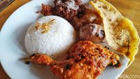 Ada Gudeg Komplet Berbumbu Mlekoh di Resto Rumah Jawa