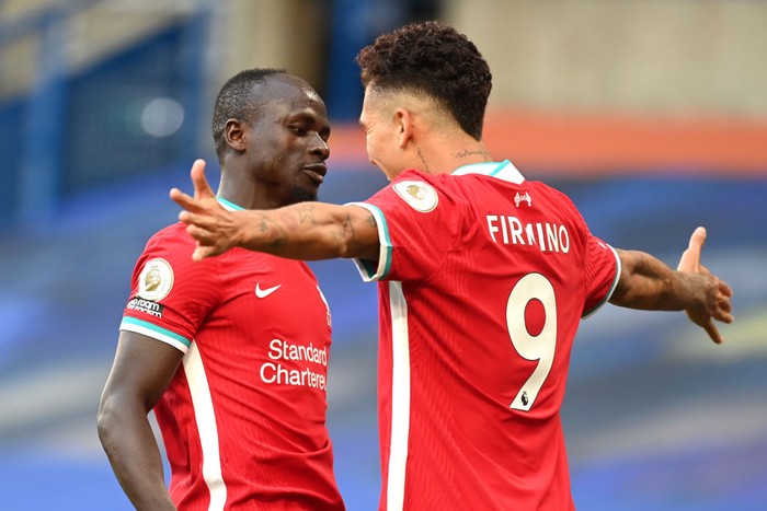 LONDON, ENGLAND - SEPTEMBER 20: Sadio Mane of Liverpool celebrates with Roberto Firminho after scoring his teams first goal during the Premier League match between Chelsea and Liverpool at Stamford Bridge on September 20, 2020 in London, England. (Photo by Michael Regan/Getty Images)