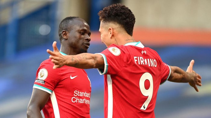 Sadio Mane, Roberto Firmino LONDON, ENGLAND - SEPTEMBER 20: Sadio Mane of Liverpool celebrates with Roberto Firminho after scoring his team's first goal during the Premier League match between Chelsea and Liverpool at Stamford Bridge on September 20, 2020 in London, England. (Photo by Michael Regan/Getty Images)
