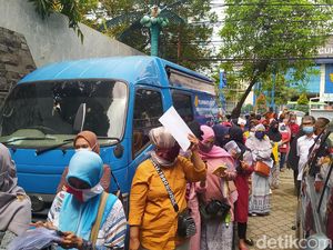 Foto e-KTP Bisa Diganti, Emak-emak Berjilbab Serbu Disdukcapil Cirebon Foto e-KTP Bisa Diganti, Emak-emak Berjilbab Serbu Disdukcapil Cirebon