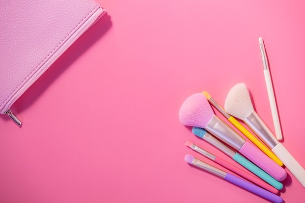 Kebersihan alat make up juga mempengaruhi kondisi wajah kalian