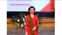 Gaya Sederhana Selvi Ananda saat Menikmati Makanan di Kaki Lima