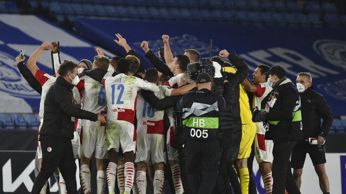 Slavia Prague players celebrate end of the Europa League round of 32 soccer match between Leicester City and Slavia Prague at the King Power Stadium in Leicester, England, Thursday, Feb 25, 2021. Slavia Prague won 2-0. (AP Photo/Rui Vieira)