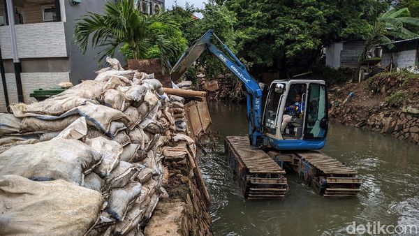 Solusi Sementara Banjir Mampang, Tanggul Karung Pasir