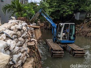 Solusi Sementara Banjir Mampang, Tanggul Karung Pasir