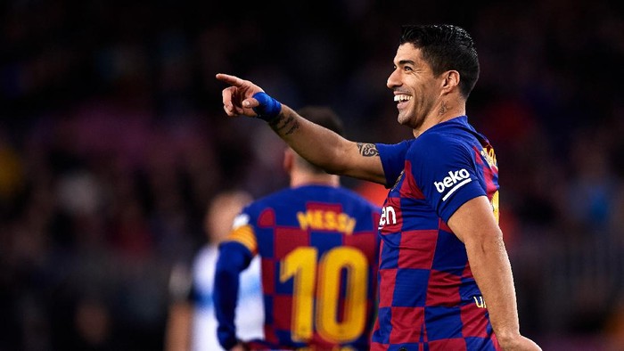 BARCELONA, SPAIN - DECEMBER 21: Luis Suarez of FC Barcelona celebrates scoring his teams fourth goal with a penalty kick during the La Liga match between FC Barcelona and Deportivo Alaves at Camp Nou on December 21, 2019 in Barcelona, Spain. (Photo by Alex Caparros/Getty Images)
