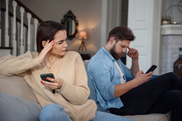 Pasangan yang masih tetap berhubungan dengan keluarga mantan, itu bisa menjadi pertanda bahwa dia masih mempertahankan cinta lamanya.