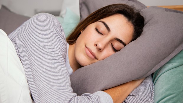 Memiliki posisi tidur nyaman akan membantu menghilangkan rasa nyeri yang terus ada.