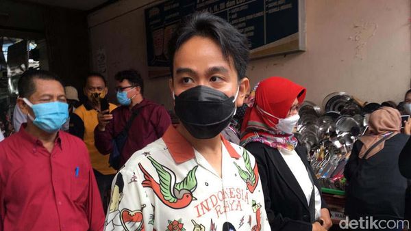 Usai Dilantik, Gibran Kunjungi Pasar Gede