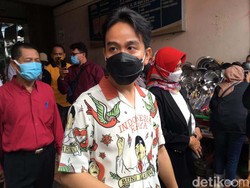 Gibran Sosialisasi Vaksin ke Pedagang: Nanti Tambah Laris Pak