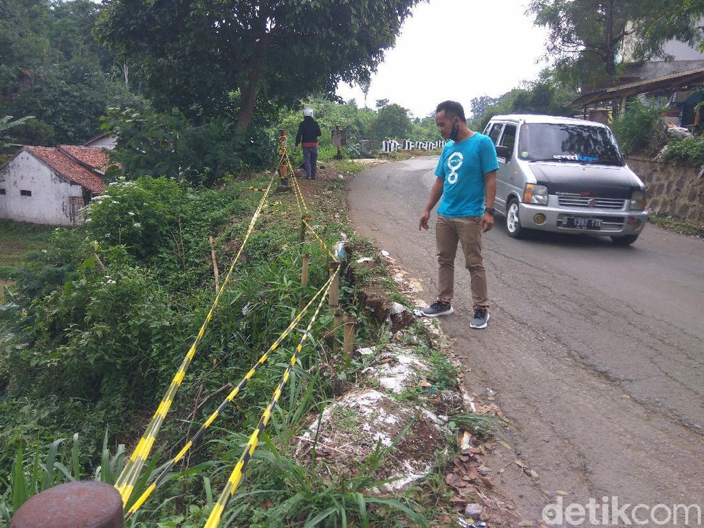 Warga Bandung Barat Ancam Blokade Jalan yang Rusak Dampak Proyek KCIC Warga Bandung Barat Ancam Blokade Jalan yang Rusak Dampak Proyek KCIC