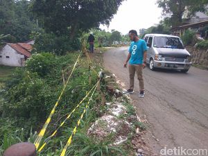 Warga Bandung Barat Ancam Blokade Jalan yang Rusak Dampak Proyek KCIC Warga Bandung Barat Ancam Blokade Jalan yang Rusak Dampak Proyek KCIC