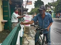 Di Warung Sedekah Ini Bisa Ambil Nasi Bungkus Gratis