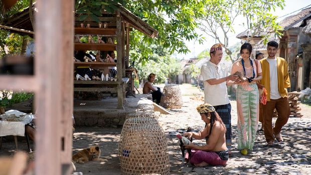 A PERFECT FIT (L to R) YAYU A.W. UNRU as PAK KETUT, NADYA ARINA as SASKI, and REFAL HADY as RIO in A PERFECT FIT Cr. GOEN GUY GUNAWAN/NETFLIX © 2021