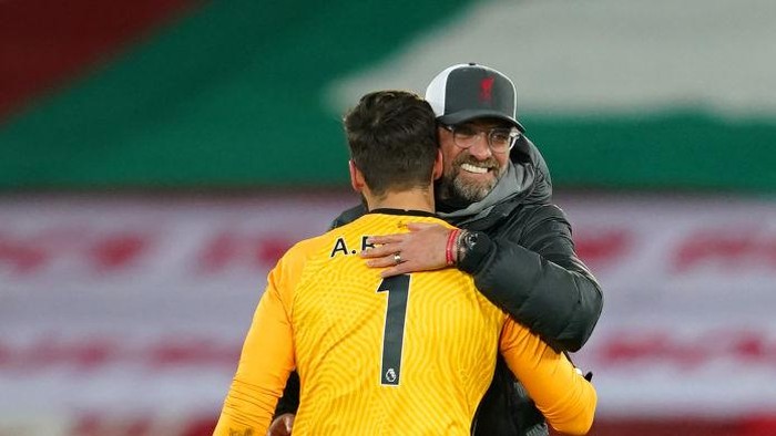 LIVERPOOL, ENGLAND - NOVEMBER 22: Jurgen Klopp, Manager of Liverpool and Alisson Becker of Liverpool celebrate following their sides victory in the Premier League match between Liverpool and Leicester City at Anfield on November 22, 2020 in Liverpool, England. Sporting stadiums around the UK remain under strict restrictions due to the Coronavirus Pandemic as Government social distancing laws prohibit fans inside venues resulting in games being played behind closed doors. (Photo by Jon Super - Pool/Getty Images)