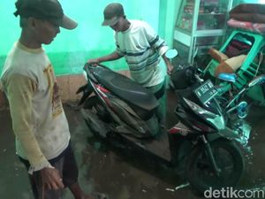 Warga Dibantu TNI/Polri Bersihkan Rumah yang Terdampak Banjir Probolinggo