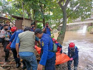 Damkar Evakuasi Mayat Pria di Kali Pesanggrahan Jaksel