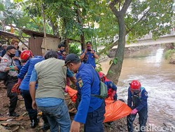 Damkar Evakuasi Mayat Pria di Kali Pesanggrahan Jaksel