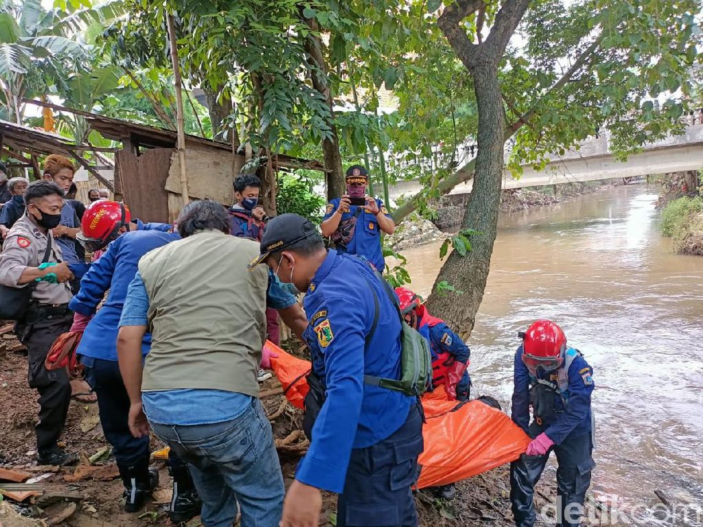 Damkar Evakuasi Mayat Pria di Kali Pesanggrahan Jaksel Damkar Evakuasi Mayat Pria di Kali Pesanggrahan Jaksel