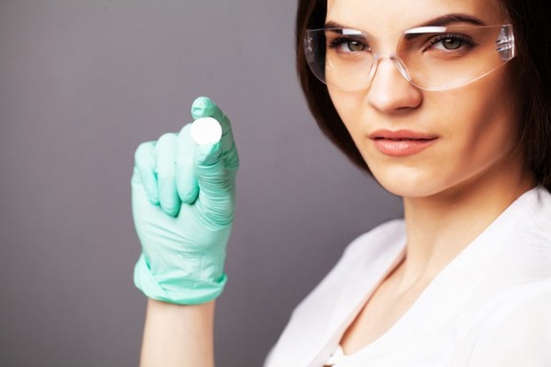 Bisa denga cara memasukkan cincin yang akan melepaskan estrogen ke dalam tubuh atau memasukkan tablet.