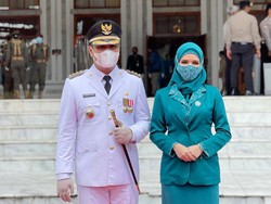 Gaya Hijab Desainer Vivi Zubedi Dampingi Suami Jadi Walikota Banjar Baru