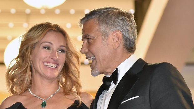 US actress Julia Roberts and US actor George Clooney pose on May 12, 2016 before leaving the Festival Palace after the screening of the film 